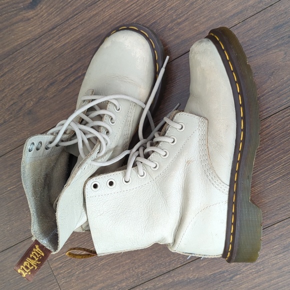 Dr. Marten Women's Pascal Virginia Leather Boots - Picture 4 of 16